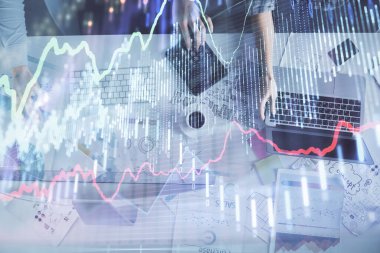 Birlikte çalışan kadın ve erkeğin birden fazla pozu ve finansal grafik hologramı. İş konsepti. Bilgisayar arkaplanı.