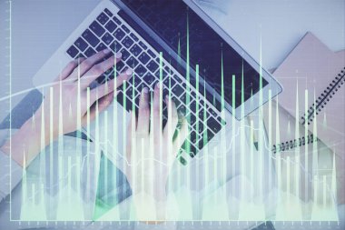 Bilgisayar ve ön grafik hologram çizimi üzerinde çalışan kadın elleri çift pozlama. Üst Manzara. Mali analiz kavramı.