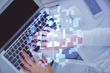 Bilgisayar ve veri temalı hologram çizimlerinde çalışan kadın elleri çift pozlama. Üst Manzara. Teknoloji konsepti.