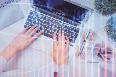 Bilgisayar ve ön grafik hologram çizimi üzerinde çalışan kadın elleri çift pozlama. Üst Manzara. Mali analiz kavramı.