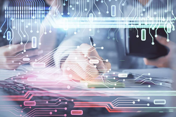 Kadın ve erkeğin birlikte çalışması ve teknoloji temasının hologramı çekmesi. Büyük veri konsepti. Bilgisayar arkaplanı.