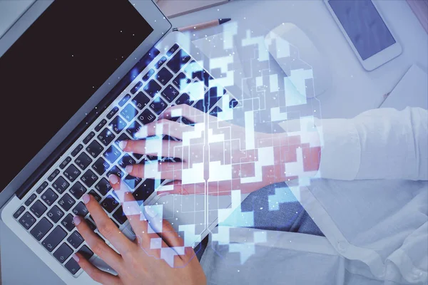 Bilgisayar ve veri temalı hologram çizimlerinde çalışan kadın elleri çift pozlama. Üst Manzara. Teknoloji konsepti.