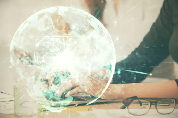 コンピュータやビジネステーマのホログラム図面に入力する女性の手のマルチ露出 成功の概念 — ストック写真