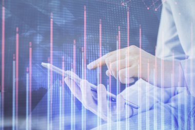 Bir adamın elini tutarken ve dijital bir cihaz ve ön grafik çizimi kullanırken çift pozlama. Finansal piyasa kavramı.