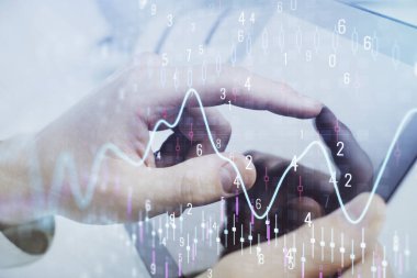 Bir adamın el ele tutuşması ve telefon ve finansal çizim kullanması. Pazar analizi kavramı.