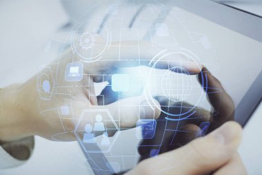 Bir adamın elini tutarken ve telefon ve sosyal ağ teması kullanırken çift pozlama.