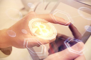 Bir adamın elini tutarken ve telefon ve kripto para birimi engelleme teması kullanırken çift pozlama.