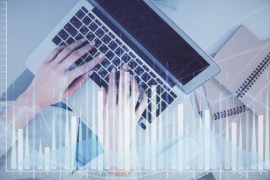 Bilgisayar ve ön grafik hologram çizimi üzerinde çalışan kadın elleri çift pozlama. Üst Manzara. Mali analiz kavramı.