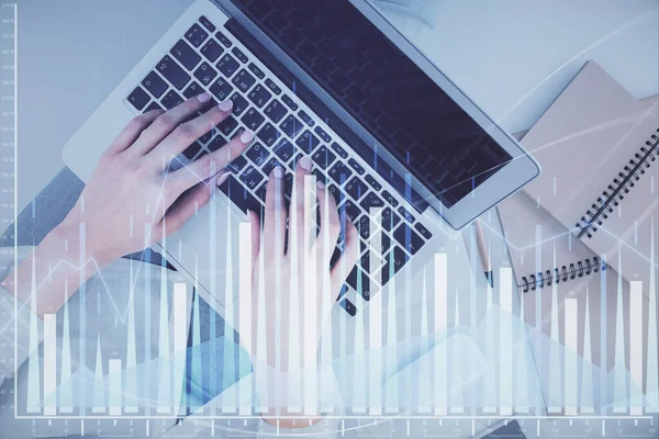 Bilgisayar ve ön grafik hologram çizimi üzerinde çalışan kadın elleri çift pozlama. Üst Manzara. Mali analiz kavramı.