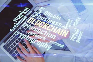 Bilgisayarda çalışan kadın elleri ve engelleme temalı hologram çizimleri. Üst Manzara. Bitcoin kripto para birimi kavramı.
