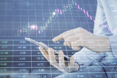 Bir adamın elini tutarken ve dijital bir cihaz ve ön grafik çizimi kullanırken çift pozlama. Finansal piyasa kavramı.