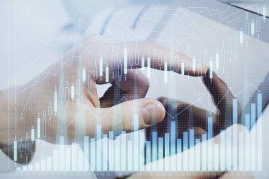 Bir adamın el ele tutuşması ve telefon ve finansal çizim kullanması. Pazar analizi kavramı.