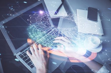 Bilgisayar ve veri temalı hologram çizimlerinde çalışan kadın elleri çift pozlama. Teknoloji kavramı.