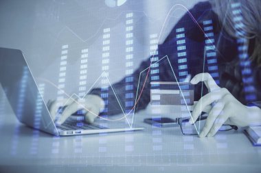 Çevrimiçi alışveriş yapan bir kadının elinde kredi kartı ve mali grafik çizimi tutarken iki kez görüntülenmiş. Borsa E-ticaret kavramı.