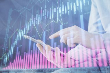 Bir adamın elini tutarken ve dijital bir cihaz ve ön grafik çizimi kullanırken çift pozlama. Finansal piyasa kavramı.