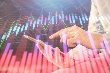 Bir adamın elini tutarken ve dijital bir cihaz ve ön grafik çizimi kullanırken çift pozlama. Finansal piyasa kavramı.