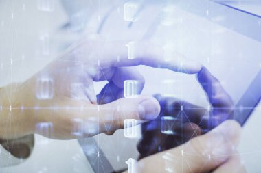 Dijital bir cihaz ve veri temalı çizim kullanan bir adamın el ele tutuşması. Yenilik kavramı.