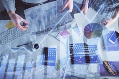 Birlikte çalışan kadın ve erkeğin çifte pozu ve finansal grafik hologramı çizimi. Pazar analizi konsepti. Bilgisayar arkaplanı. Üst Görünüm.