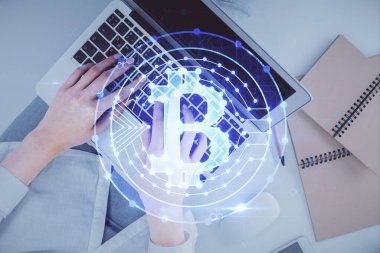 Bilgisayarda çalışan kadın elleri ve engelleme temalı hologram çizimleri. Üst Manzara. Bitcoin kripto para birimi kavramı.