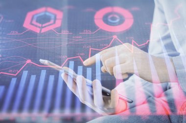 Bir adamın elini tutarken ve dijital bir cihaz ve ön grafik çizimi kullanırken çift pozlama. Finansal piyasa kavramı.