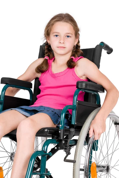Jeune fille handicapée dans un fauteuil roulant sur fond blanc . — Photo