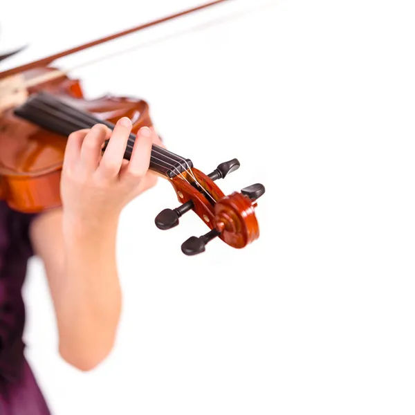 Jeune fille pratiquant le violon. Sur fond blanc — Photo