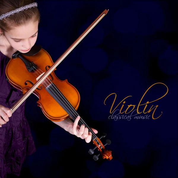 Chica joven practicando el violín . Imagen de archivo