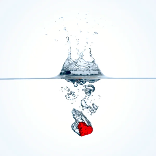 Corazón rojo cayendo al agua —  Fotos de Stock