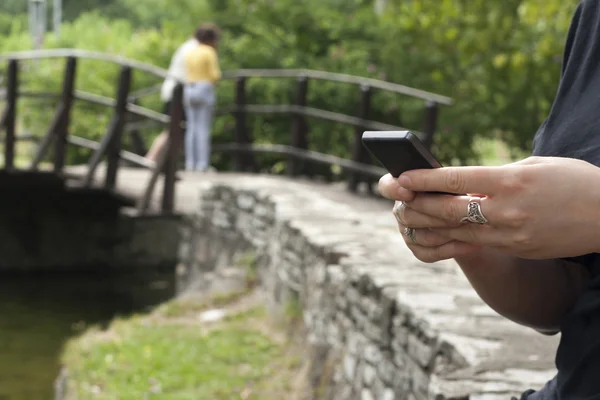 Femme utilisant un téléphone portable — Photo