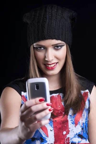 Красива жінка і мобільний телефон — стокове фото