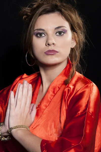 Woman in red kimono — Stockfoto