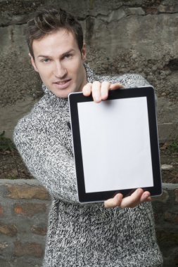 Tablet bilgisayarı olan adam