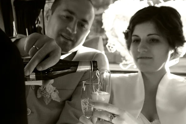 Свадебный тост за шампанское — стоковое фото
