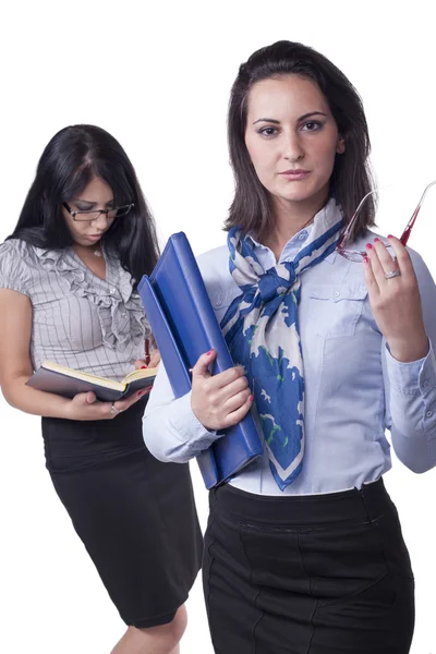 Twee zakelijke vrouwen permanent — Stockfoto