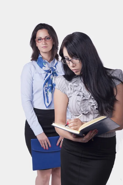 Twee zakelijke vrouwen permanent — Stockfoto