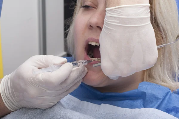 Dentist anesthetizing patient — Stock Photo, Image