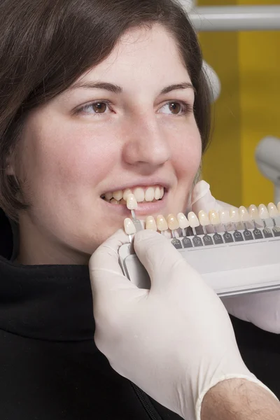 Dentist choose white of teeth — Stock Photo, Image