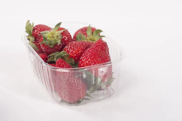 Jordbær i plastemballage - Stock-foto