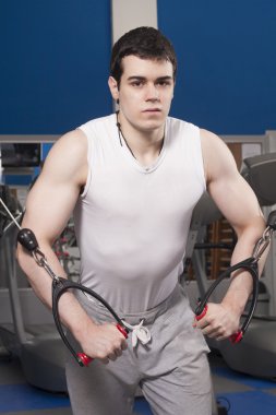 Spor salonunda egzersiz yapan güçlü yakışıklı adam.