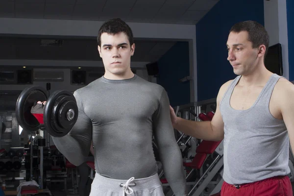 Instructeur in de sportschool — Stockfoto