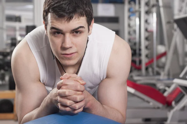 Hombre guapo fuerte haciendo ejercicio en el gimnasio —  Fotos de Stock