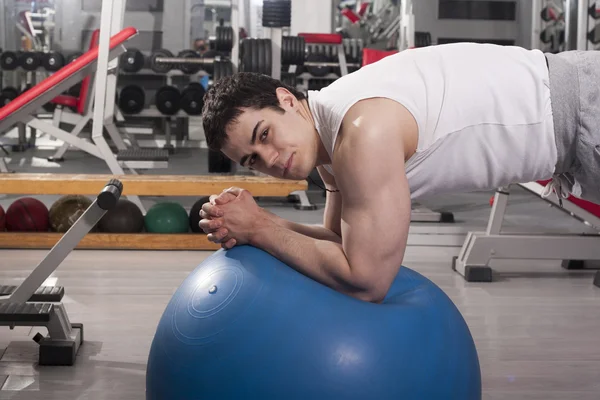 Hombre guapo fuerte haciendo ejercicio en el gimnasio — Foto de Stock