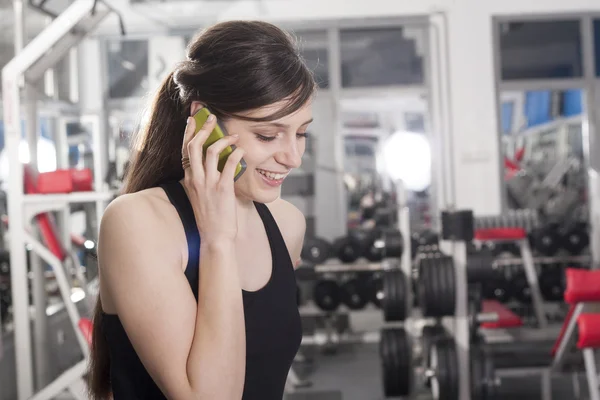 Mobiele telefoon in de sportschool — Stockfoto