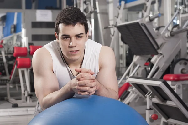 Sterke knappe man aan het sporten in de sportschool — Stockfoto