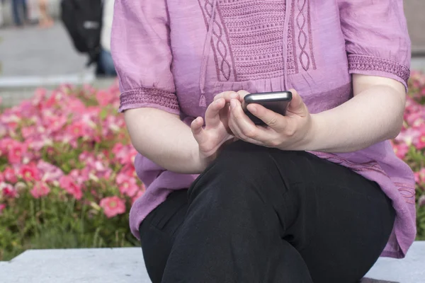 Mujer con Smartphone en la mano — Foto de Stock