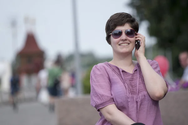 Žena na mobilní telefon — Stock fotografie