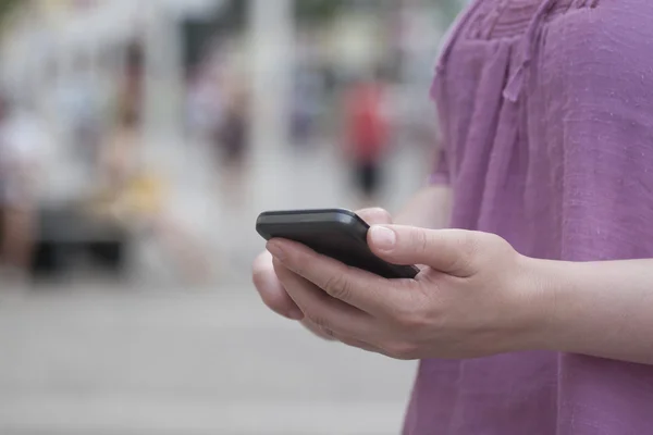 Kvinna med mobiltelefon — Stockfoto