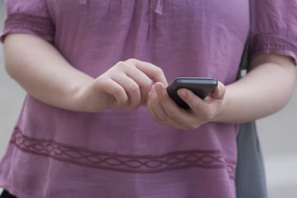 Femme utilisant un téléphone portable — Photo