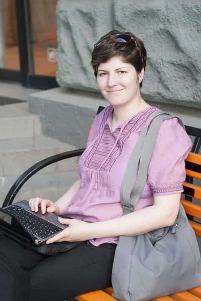 Frau benutzt Laptop — Stockfoto