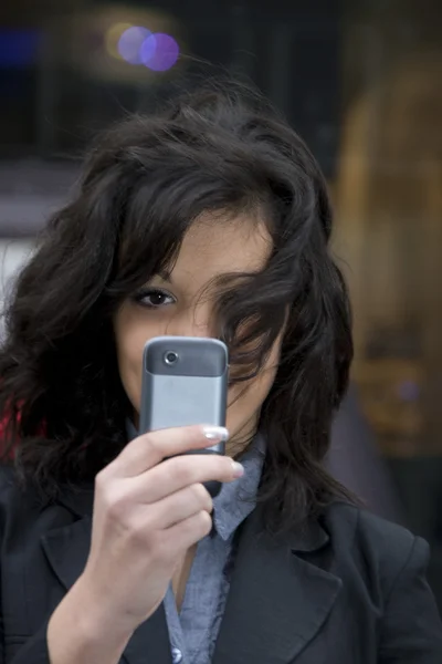 Jonge vrouw fotograferen met mobiele telefoon — Stockfoto